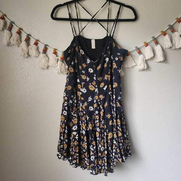Free People Dresses & Skirts - Free People Black Floral Flowy Criss Cross Mini Dress Lined Fit&Flare 6